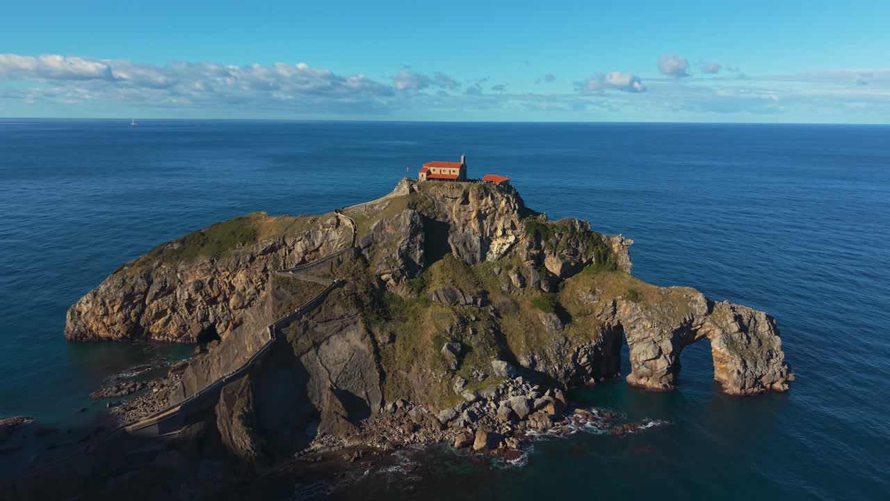 San Juan de Gaztelugatxe con chiesa sull'isola, scalinata in pietra, cielo blu, vista aerea. Paesi Baschi, Spagna