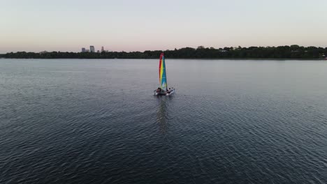 Velero-Solitario-En-Medio-Del-Lago-Calhound-Minneapolis