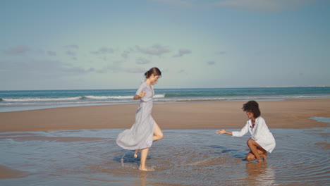 Chica-Despreocupada-Divirtiéndose-En-El-Video-Vertical-De-Ocean-Beach.-Mujer-Alegre-Jugando