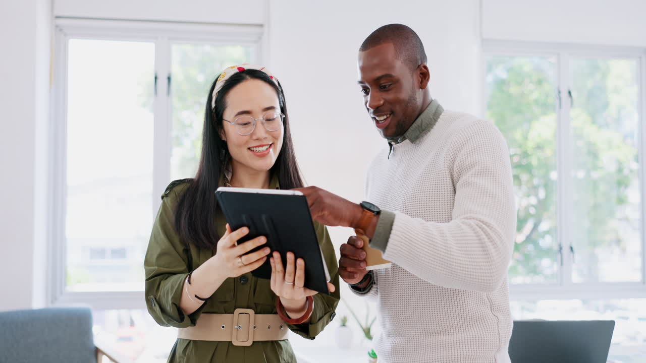 Digital tablet, teamarbejde og forretningsfolk