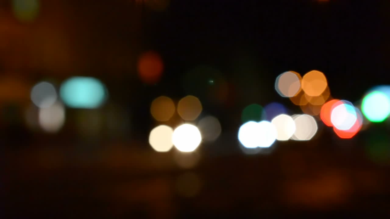 Il movimento di un'auto in città. Trasporto in città sulla strada.