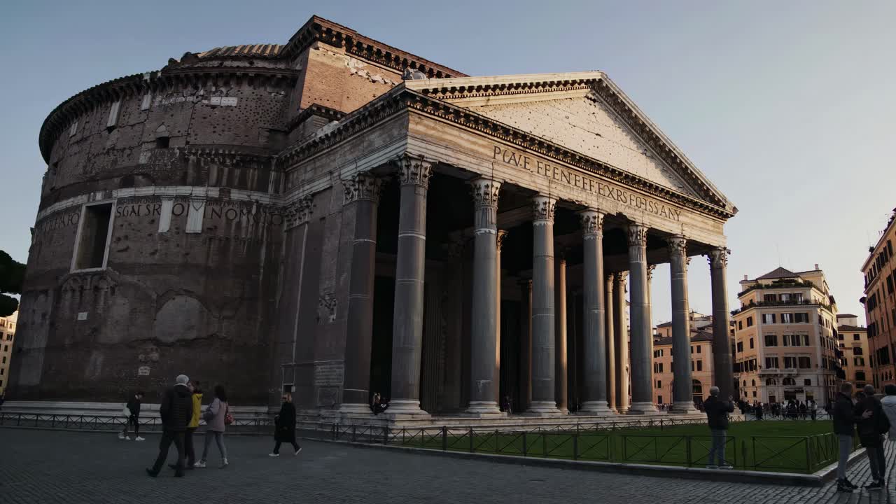 Ripresa video grandangolare del Pantheon al tramonto, che ne cattura le imponenti colonne e la sua storia.