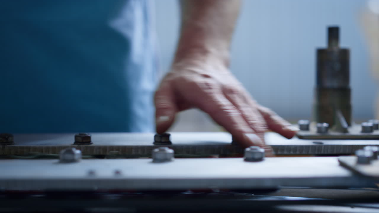 クローズアップトマト工場の機械 新鮮な有機野菜を移動する 作業員の手をソートする