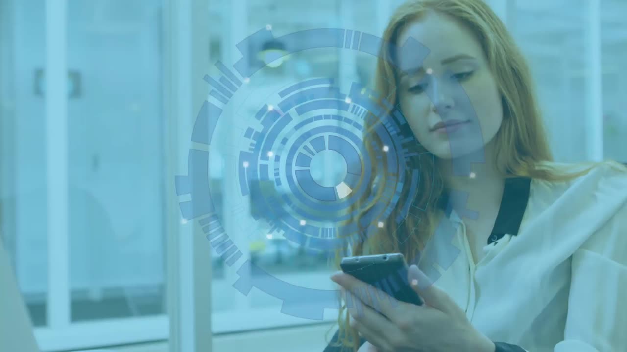 animación del procesamiento de datos sobre una mujer de negocios caucásica que usa un teléfono inteligente