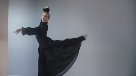 bailarina de ballet con vestido negro