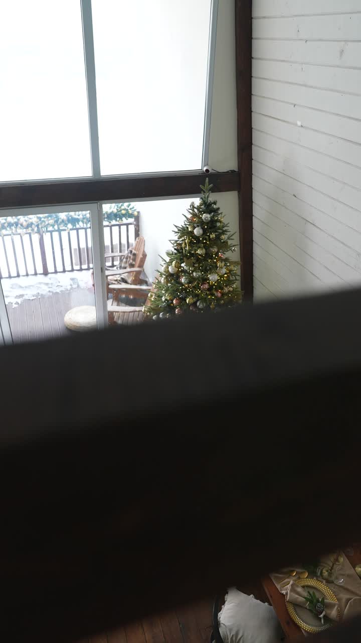 уютный рождественский интерьер с украшениями и обеденным столом