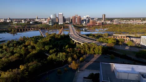 vuelo aéreo sobre el río james hasta el centro de richmond, virginia