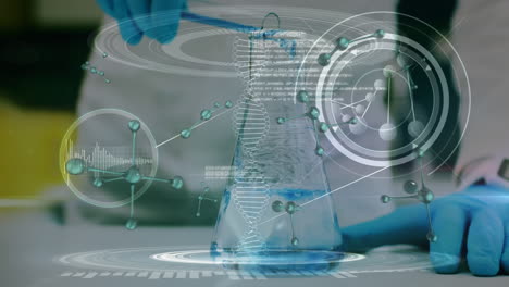 animación del giro de la cadena de adn y el procesamiento de datos sobre el científico vertiendo líquido del tubo de ensayo