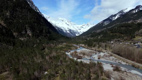 Vistas-Aéreas-De-Un-Valle-De-Montaña-Con-Nieve-En-Los-Pirineos-Españoles