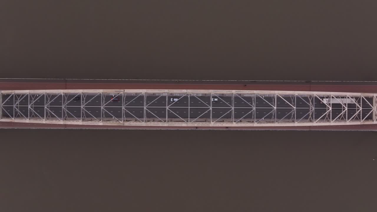 Filmato aereo del Waalbrug che attraversa il fiume Waal a Nimega