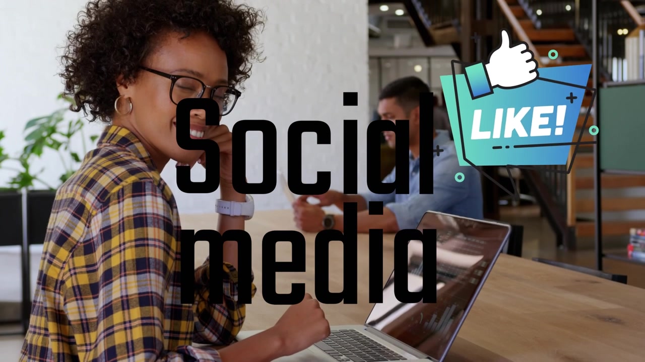 Animatie van sociale media en vind-ik-leuks boven een blije Afro-Amerikaanse vrouw die een tablet gebruikt.