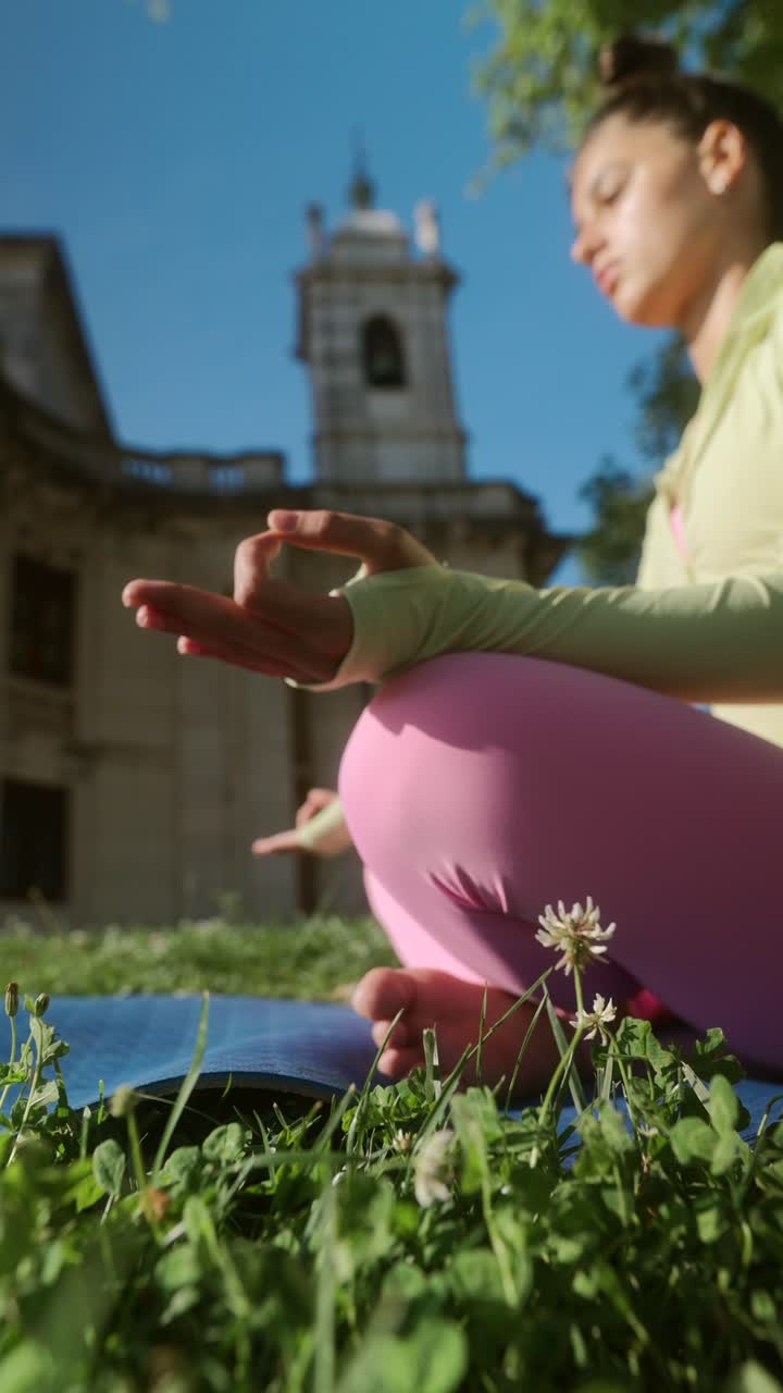 mujer joven meditando al aire libre