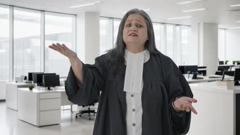 feliz abogada india de alto rango luchando el caso en la corte