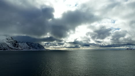 Bewölkter-Himmel-über-Den-Winterbergen-Und-Dem-Ruhigen-Meer-Auf-Den-Lofoten,-Norwegen,-Weitwinkelaufnahme