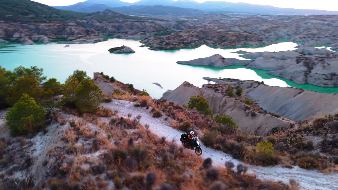 Avventura in moto in un paesaggio desertico con un bellissimo lago