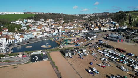 tomada aérea de un avión no tripulado de hastings, reino unido, tomada de un parque de atracciones, la ciudad vieja y la flota de pesca terrestre.