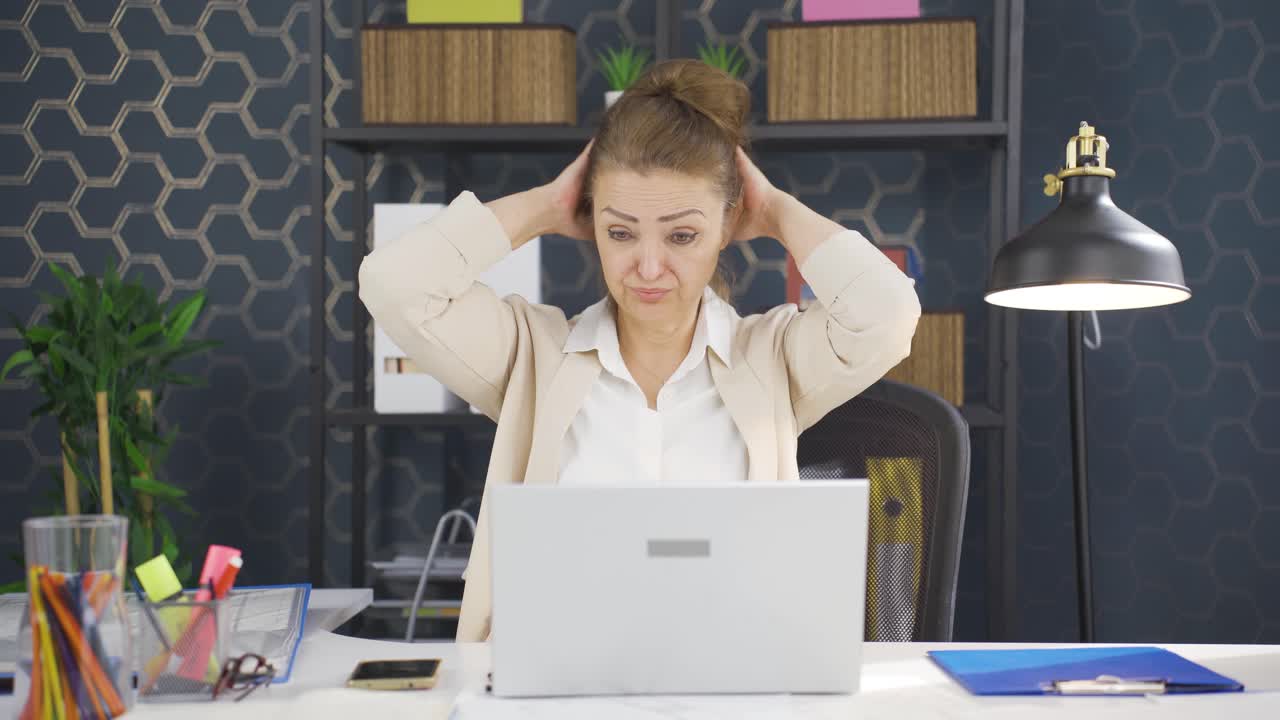 бизнес-женщина с аллергическим заболеванием чешется.