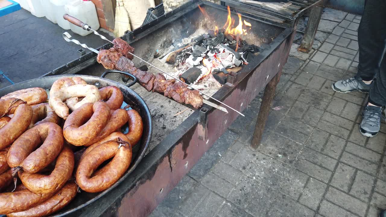 Processen att förbereda en grillning på en mangal