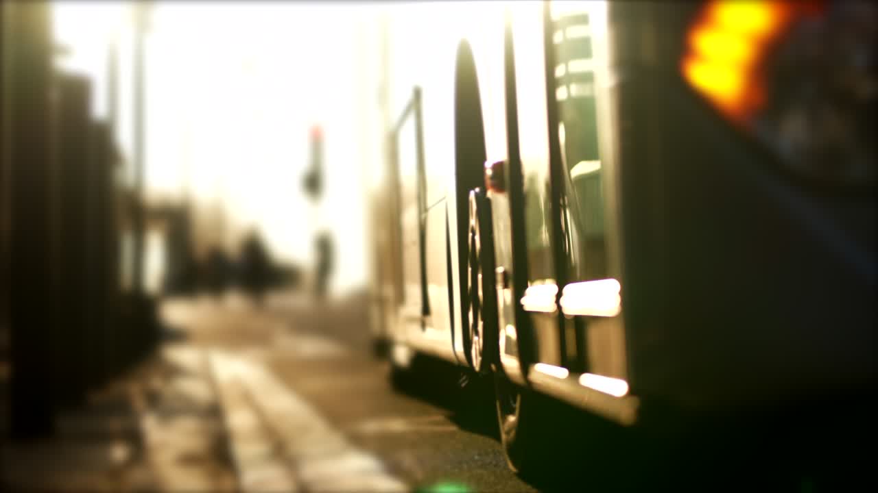 해가 지는 시간 동안 플랫폼 버스 정류장에 도착하는 교통 버스