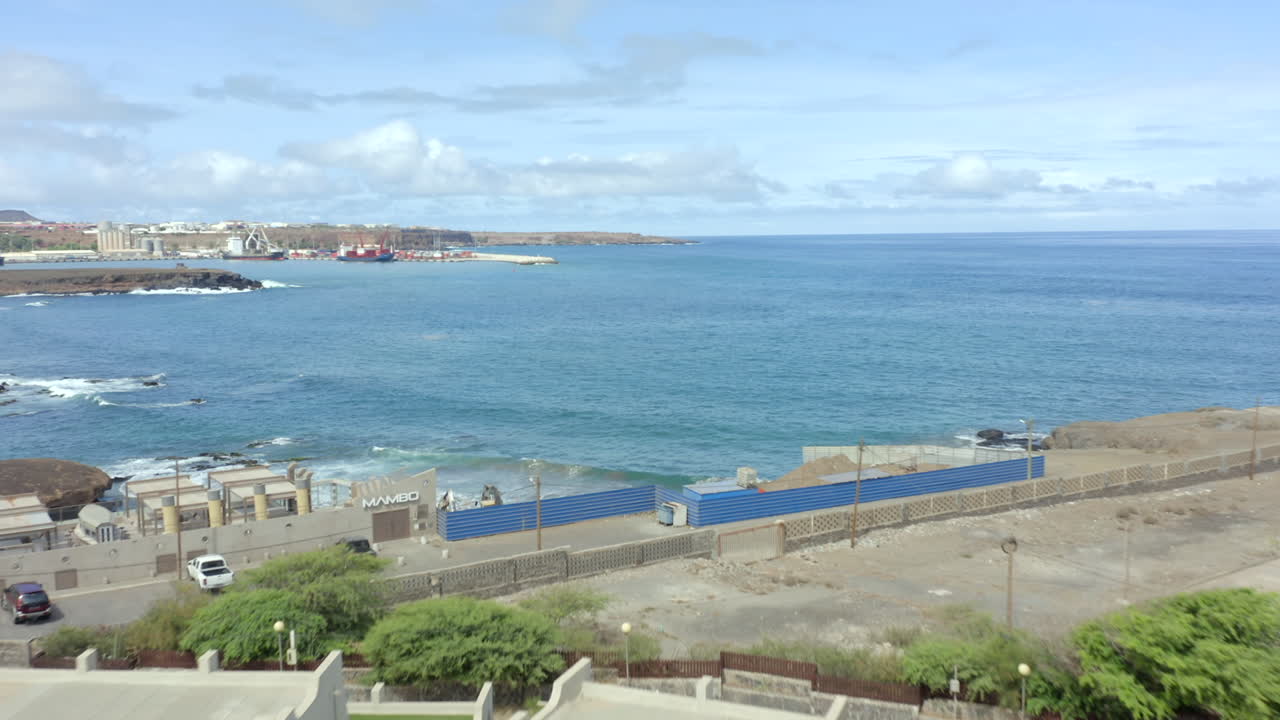 서아프리카 케이프베르데의 프라야에 있는 야외 수영장을 가진 사설 호텔.