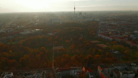 Schöne-Atemberaubende-Aufnahme-über-Berlin,-Deutschland-Skyline-Stadtbild-In-Buntem-Herbstdunst,-Langsame-Luftneigung-Nach-Oben-Dolly-In