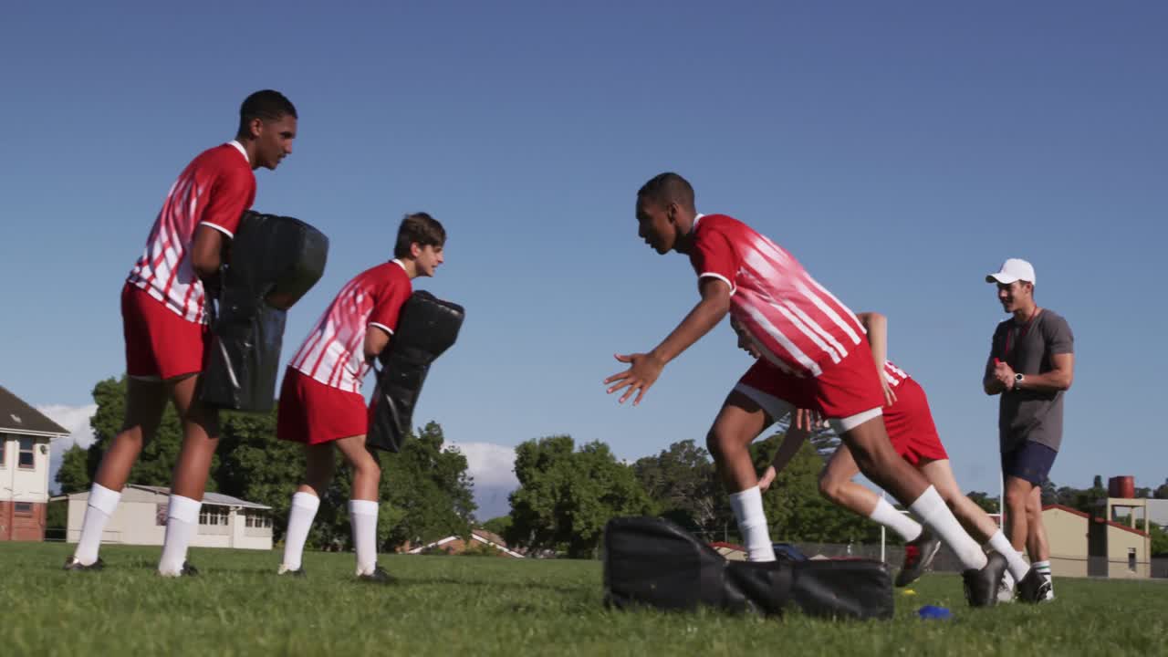 경기장에서 훈련하는 럭비 선수들