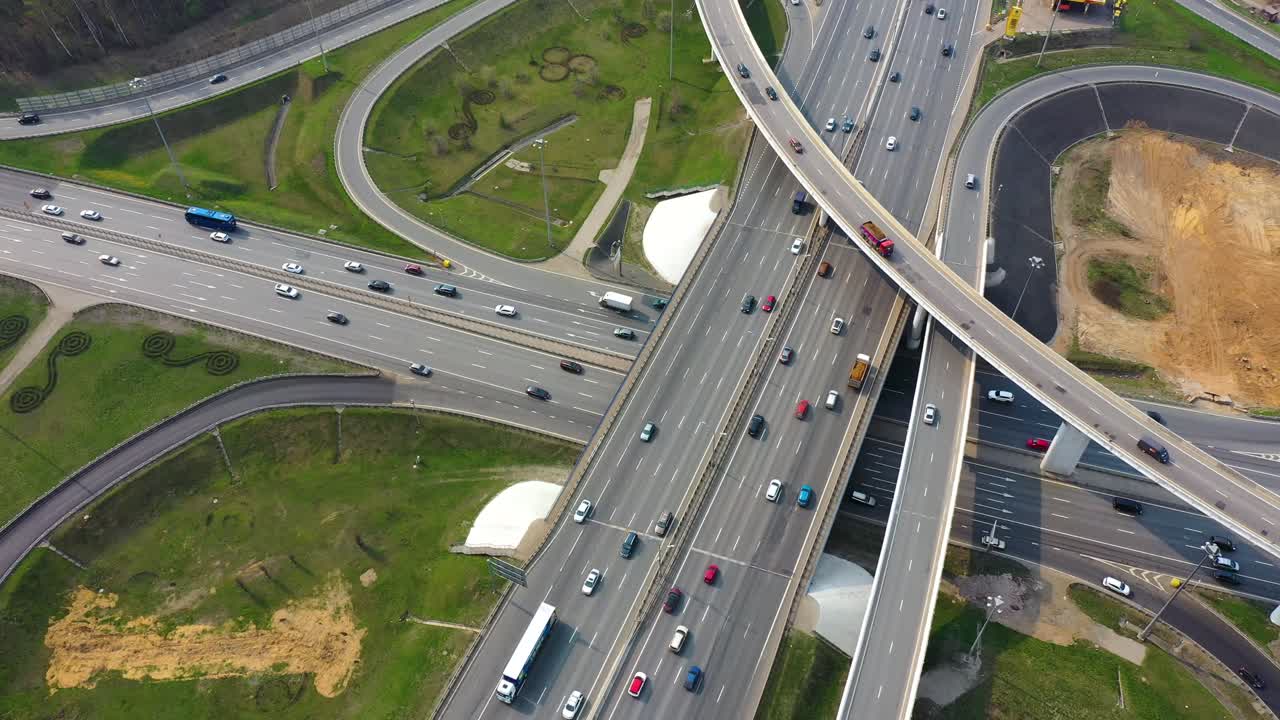 모스크바의 고속도로 교차로 교통 경로의 공중 뷰.