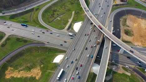 vista aérea de una intersección de autopistas en moscú.