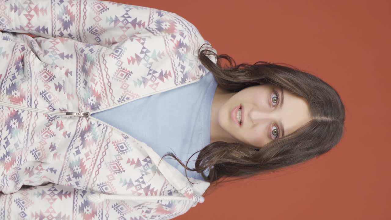 vídeo vertical de una mujer joven enojándose con la cámara.