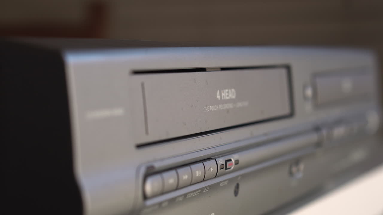 cargando cinta de video vhs en el reproductor vintage, presionando play para la reproducción, cerrar