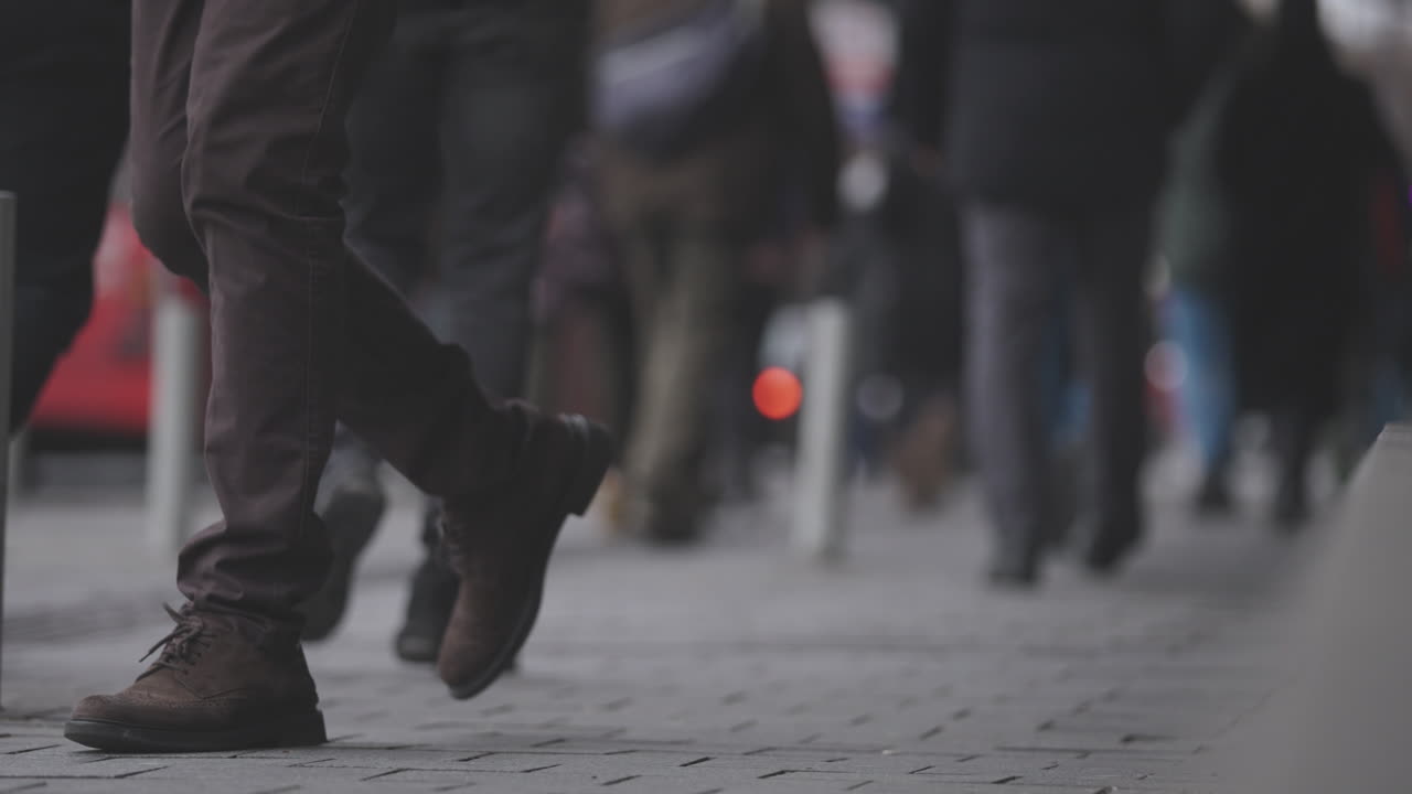 Pedoni su una via cittadina