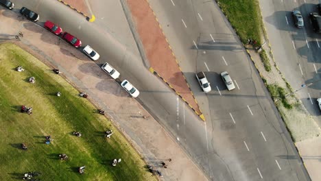 Toma-Aérea-De-La-Calle-Mientras-Pasan-Autos-Ubicados-En-Montevideo-Uruguay