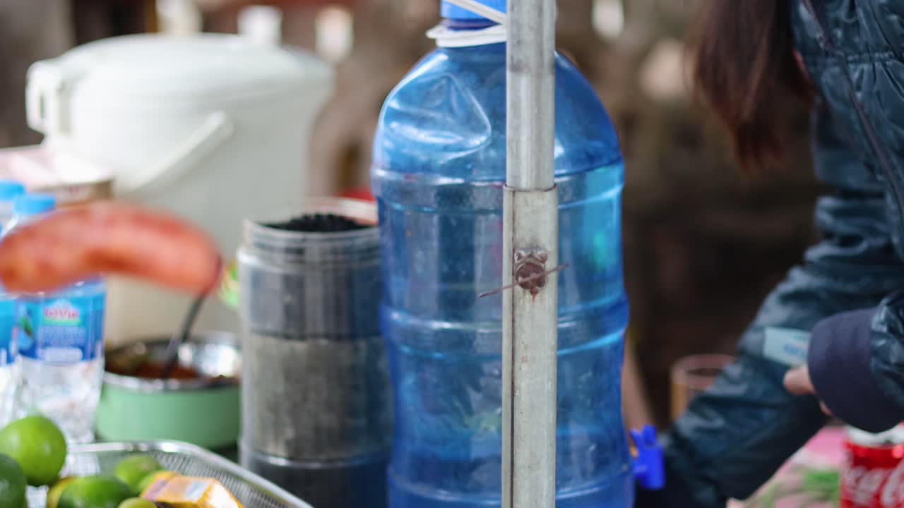 intercambio de salchichas por dinero en hanoi