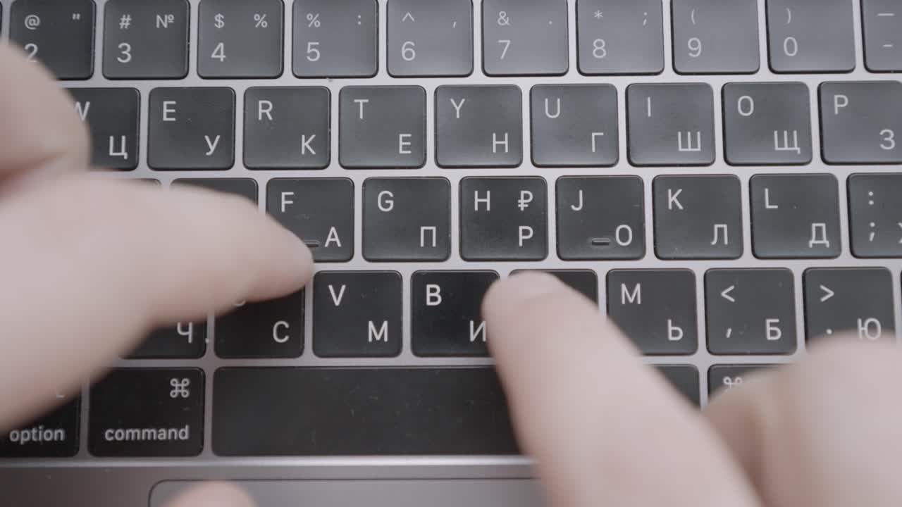 las manos escribiendo en un teclado de portátil