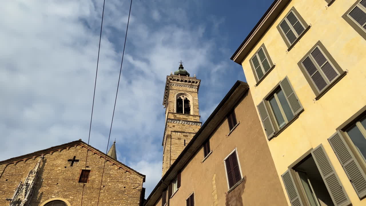 Bellissimo e antico campanile storico e guglia su una chiesa in Europa
