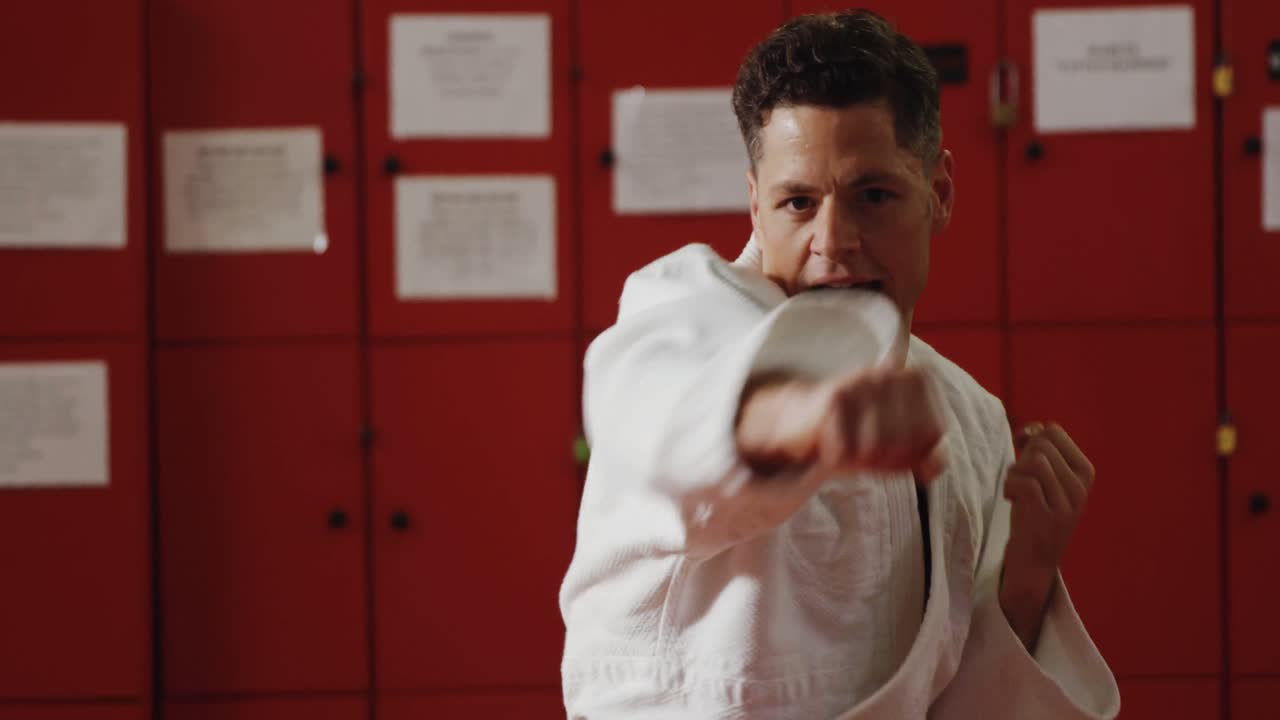 카라테를 연습하는 남자