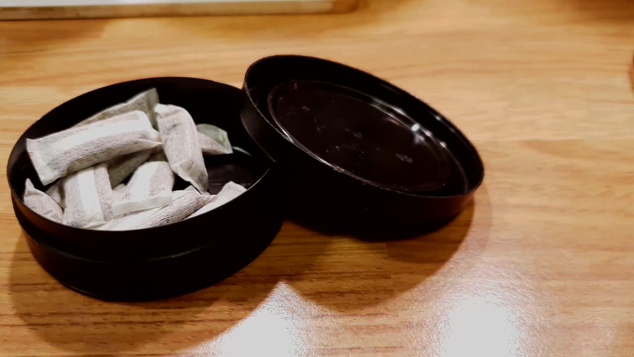 snus sueco, rapé, sin logotipo ni marca, alternativa popular a fumar tabaco en escandinavia, ilegal en todos los países europeos excepto suecia, popular entre los atletas