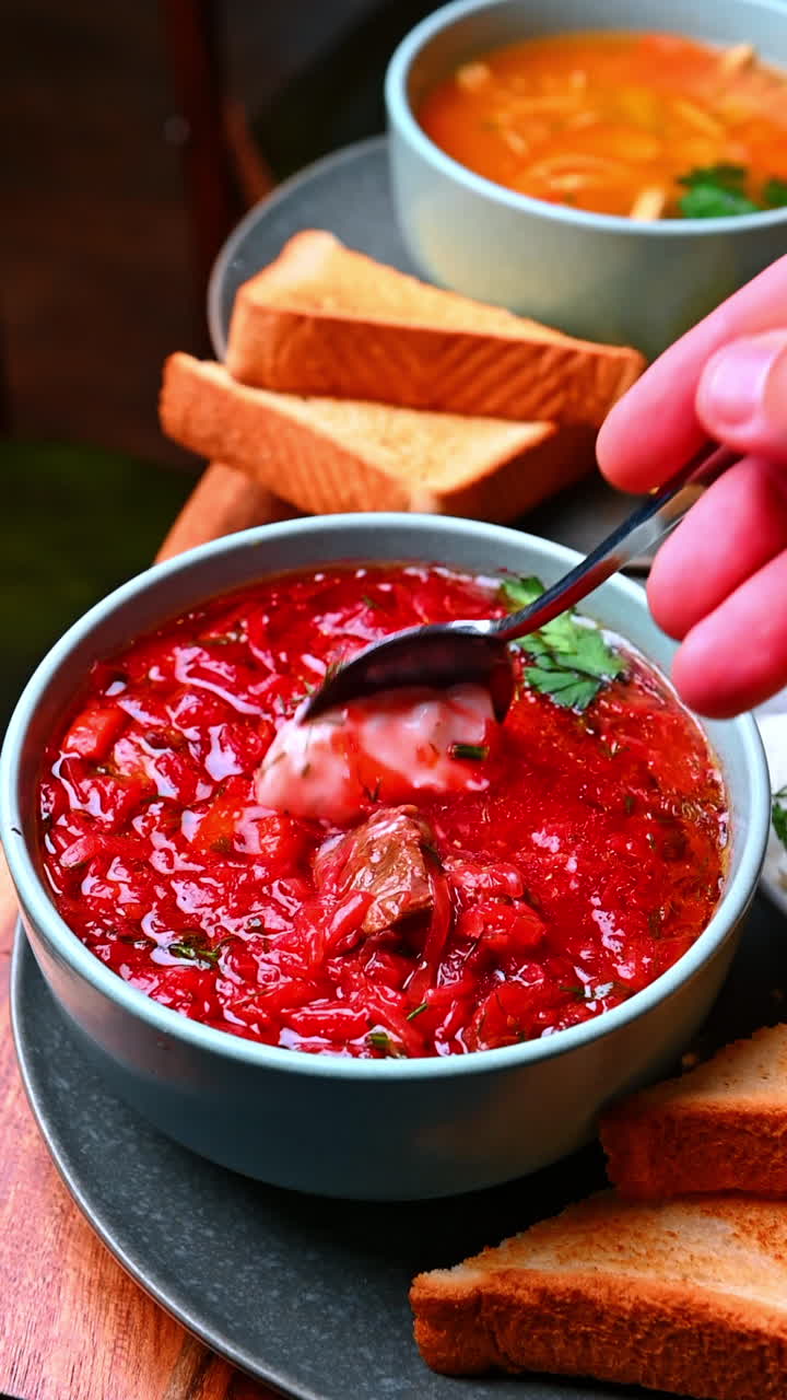 Pancar çorbası ve kahvaltı tabakları. Doğal ışıkta kahvaltılık yumurta ve salata ile eşleştirilmiş pancar çorbası