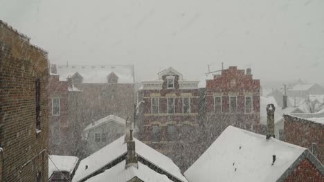 Malerische-Städtische-Backsteingebäude-Bei-Starkem-Schneefall-Im-Winter