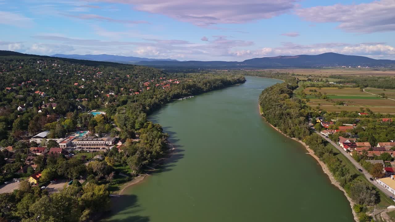 Fly over Donau mellom landsbyene Leányfalu og Pócsmegyer ved elvebredden på en solrik høstdag i Ungarn