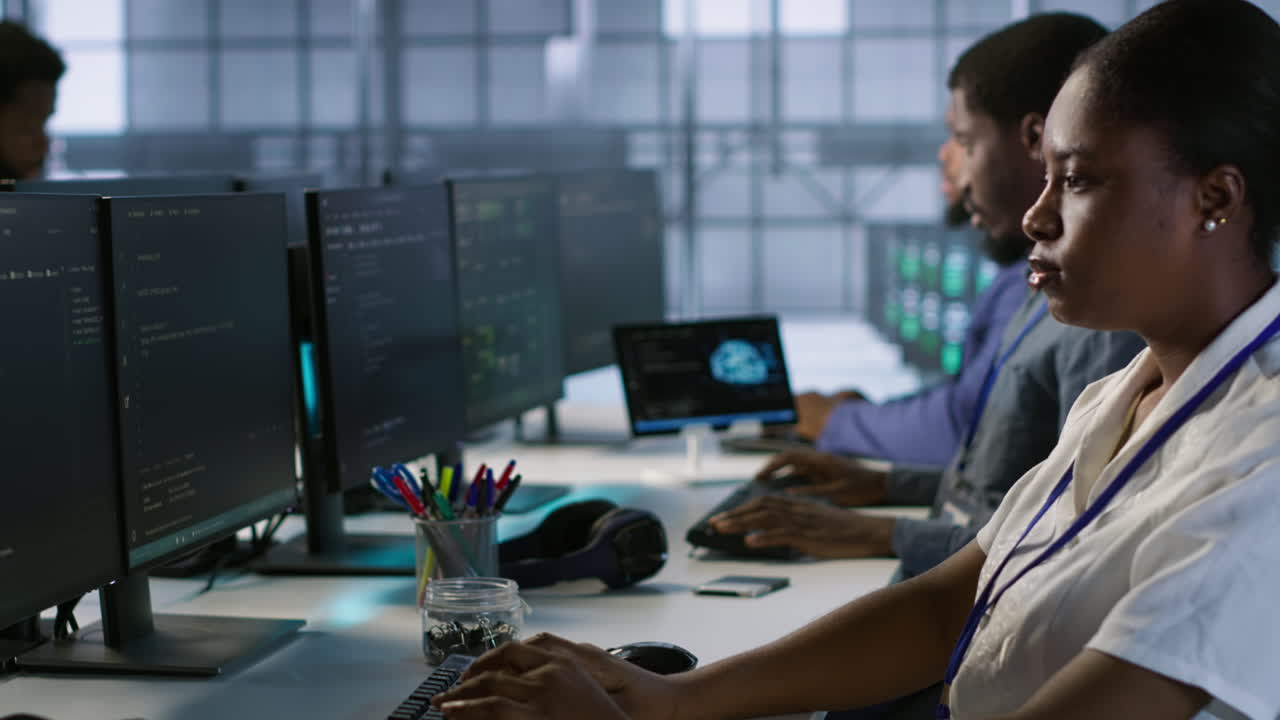 equipo diverso de profesionales de ti que trabajan en un centro de datos