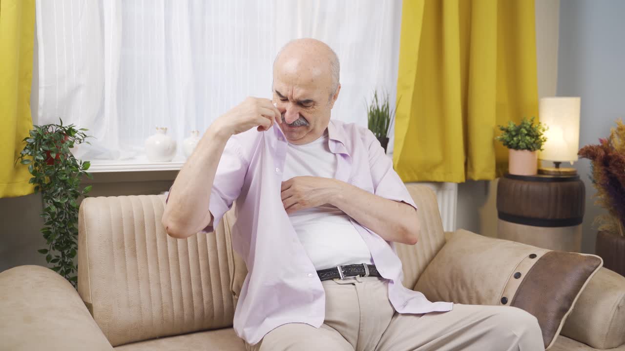Den svettiga gamla mannen luktar illa och obehagligt