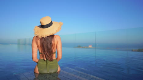 Una-Mujer-Atractiva-Relajándose-En-Una-Piscina-Infinita-En-Un-Hotel-Y-Spa-De-Lujo