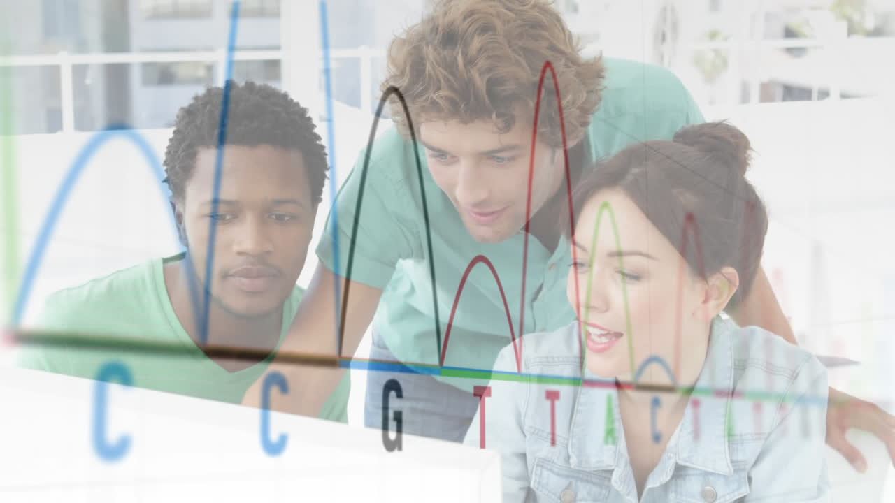 컴퓨터를 가리키는 동안 그룹 토론의 디지털 복합