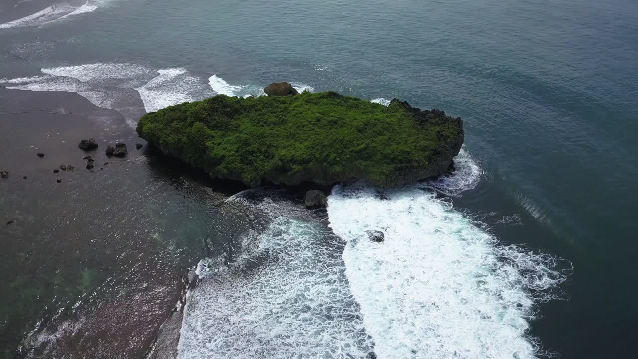 vista aérea de la playa tropical con agua azul y olas rompiendo roca coralina
