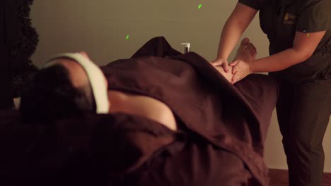terapeuta de masaje latino spa profesional durgin terapia de tratamiento de relajación para hombre chico hombre en piernas terneros terneros centro de bienestar spa resort hotel