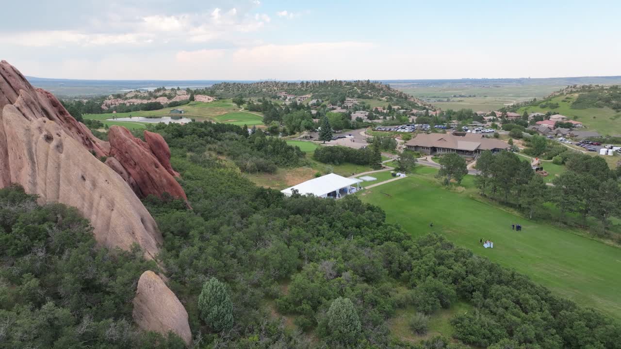 드론 이 거대한 바위 형성 사이 에서 결혼식 장소 로 날아다니고 있다