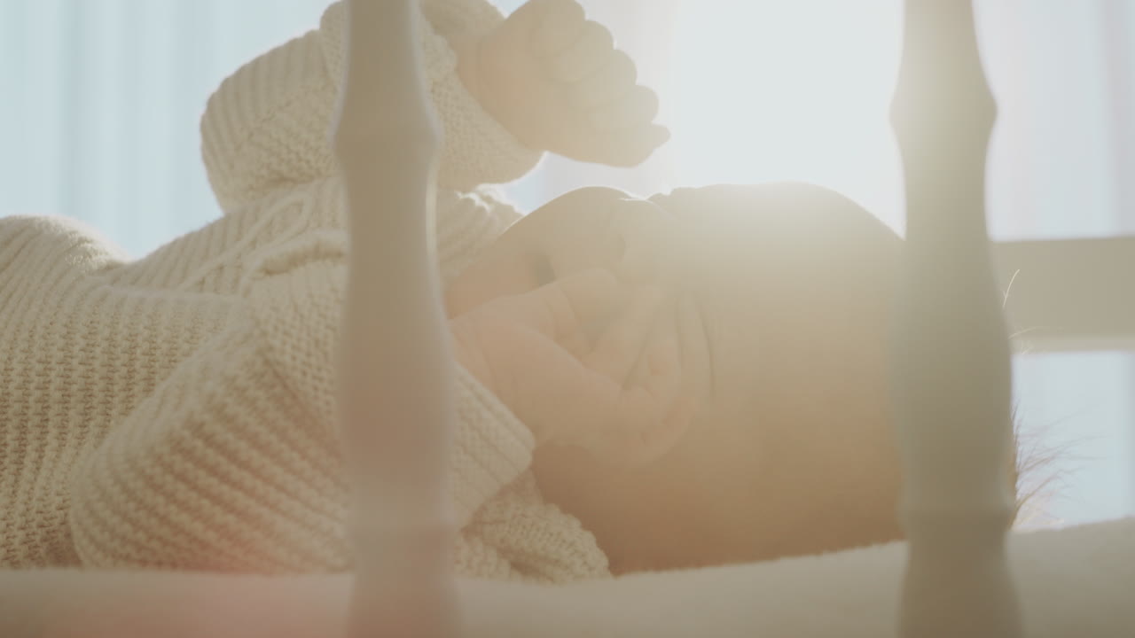 아기가 침대에서 잠을 자고 있다