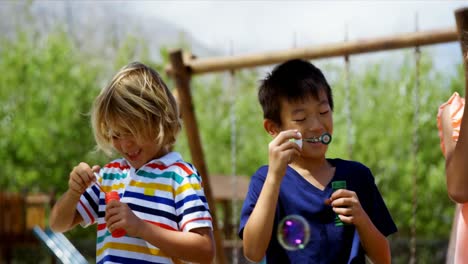 Schulkinder-Spielen-Mit-Seifenblasenstab-Auf-Dem-Spielplatz