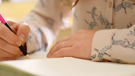 diseñador de joyas dibujando en papel blanco 4k
